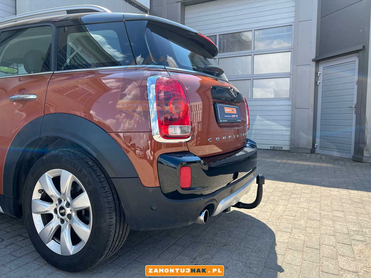 5A3DA41 hak holowniczy mini oryginalny bmw contryman cooper s all4 zdjecie haka holowniczego zamontowanego w samochodzie na zdjeciu pokazujemy jak wyglada niewidoczny hak holowniczy 